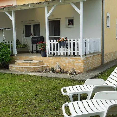Holiday Home Balatonszarszo بيت للعطل بالاتونسزارسكو
