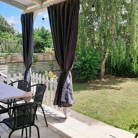Semesterbostad Holiday Home Balatonszarszo